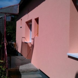 rózsaszín homlokzat